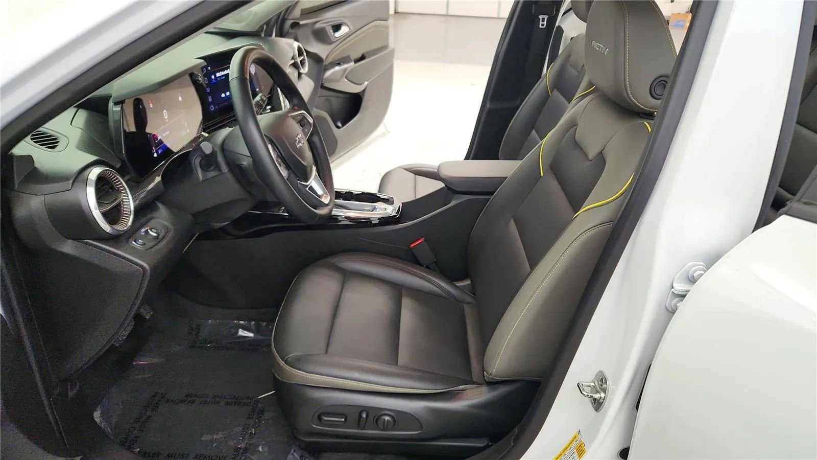 Used 2025 Chevrolet Trax ACTIV w/ Sunroof Package image 23