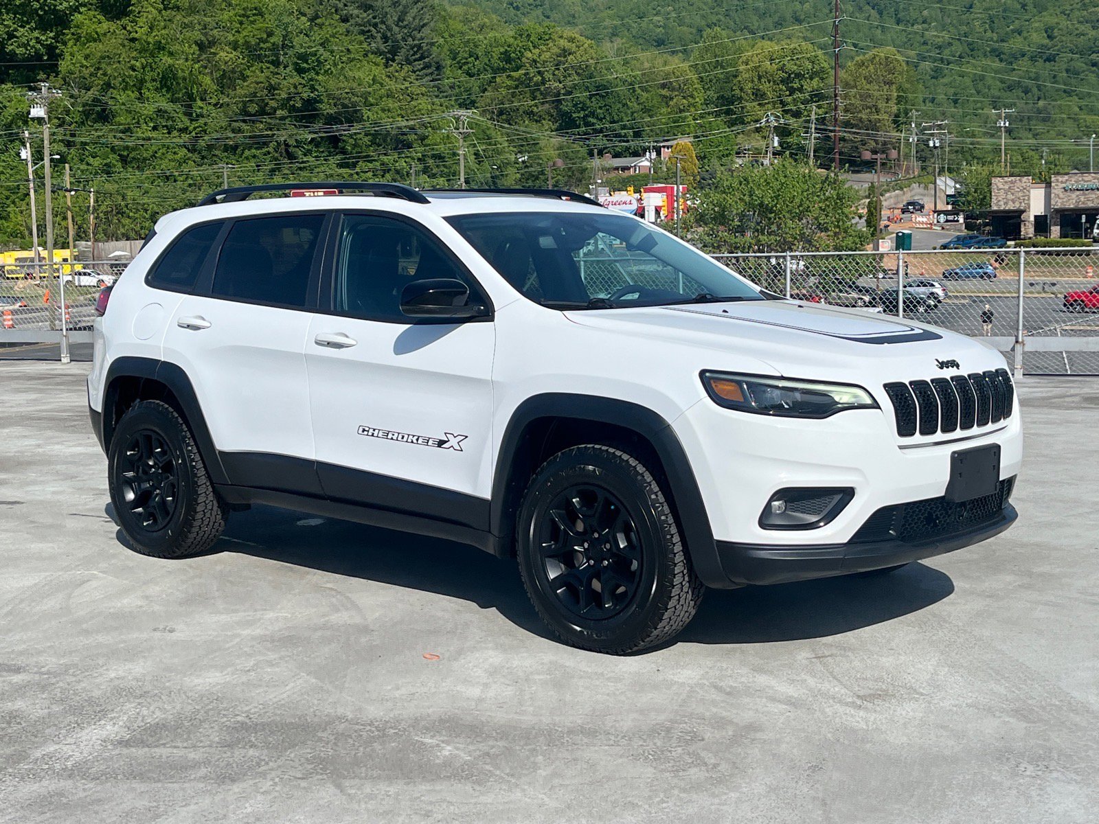 Used 2022 Jeep Cherokee Latitude w/ Sun & Sound Group AWD/4WD image 1