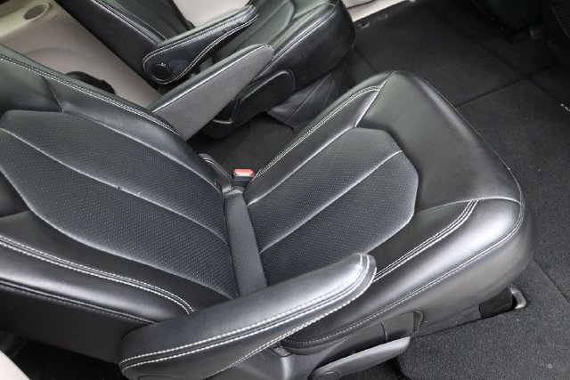 Used 2024 Chrysler Pacifica Touring-L FWD image 24