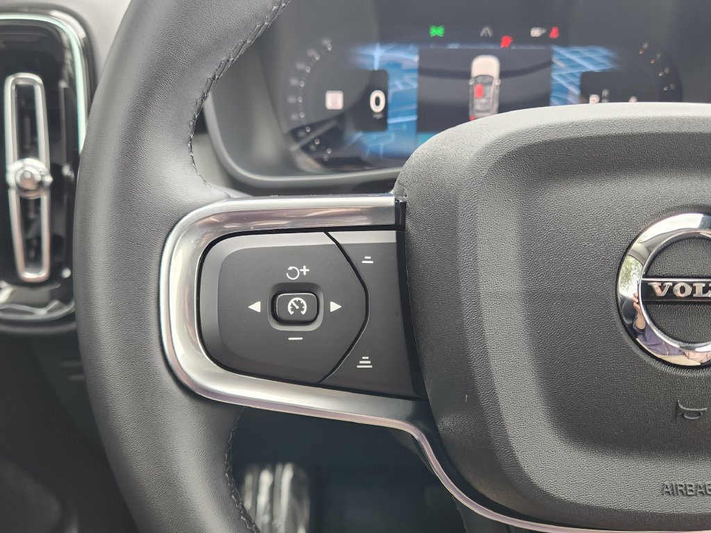 Used 2025 Volvo XC40 B5 Plus AWD/4WD image 17