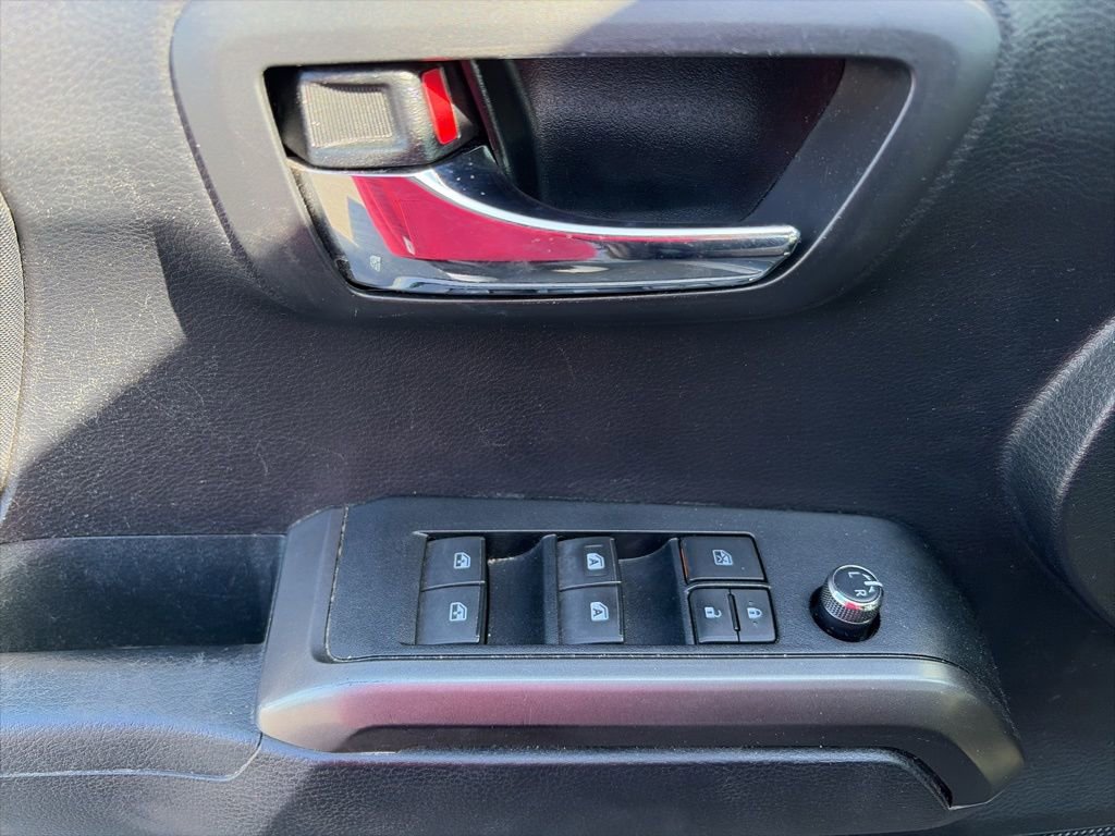 Used 2018 Toyota Tacoma TRD Sport w/ Technology Package image 11