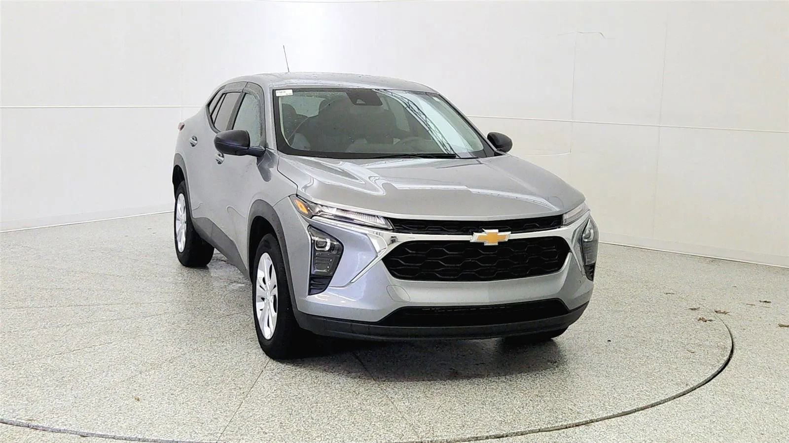 Used 2025 Chevrolet Trax LS w/ Driver Confidence Package FWD image 2