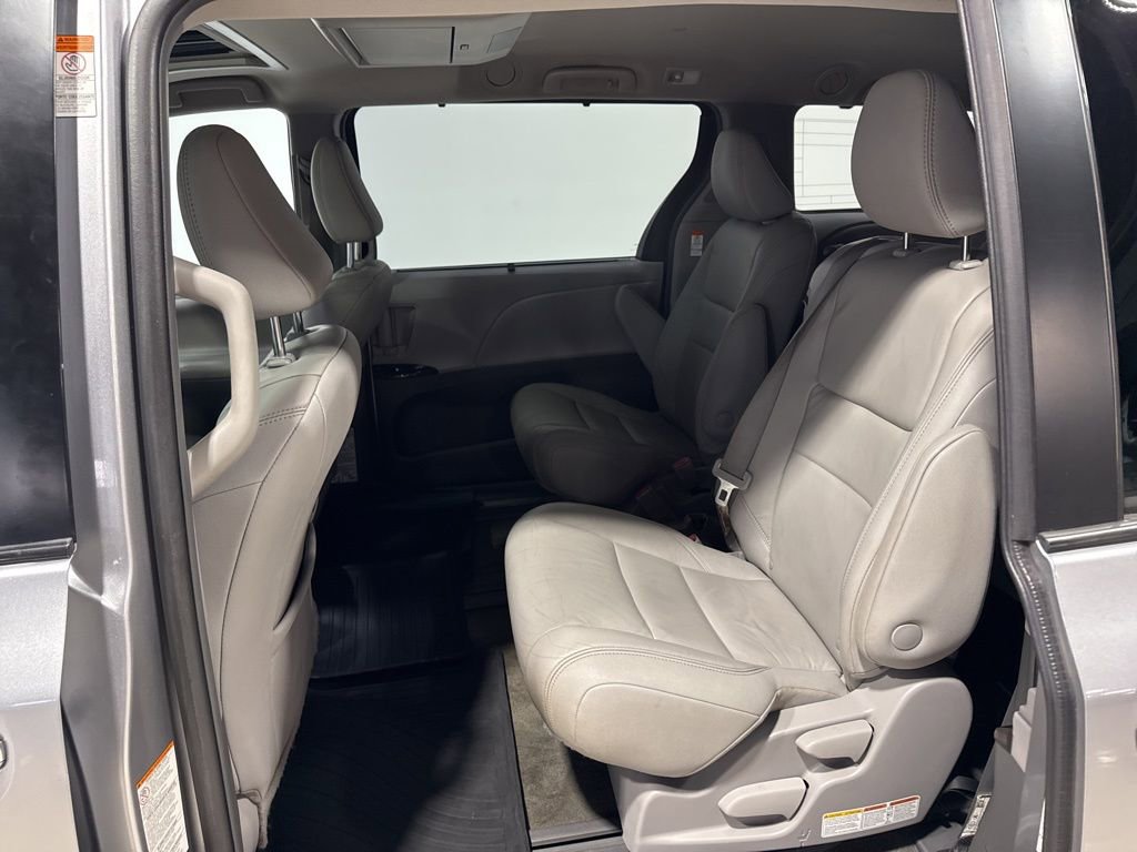 Used 2018 Toyota Sienna XLE Premium w/ Carpet Mat Package image 32