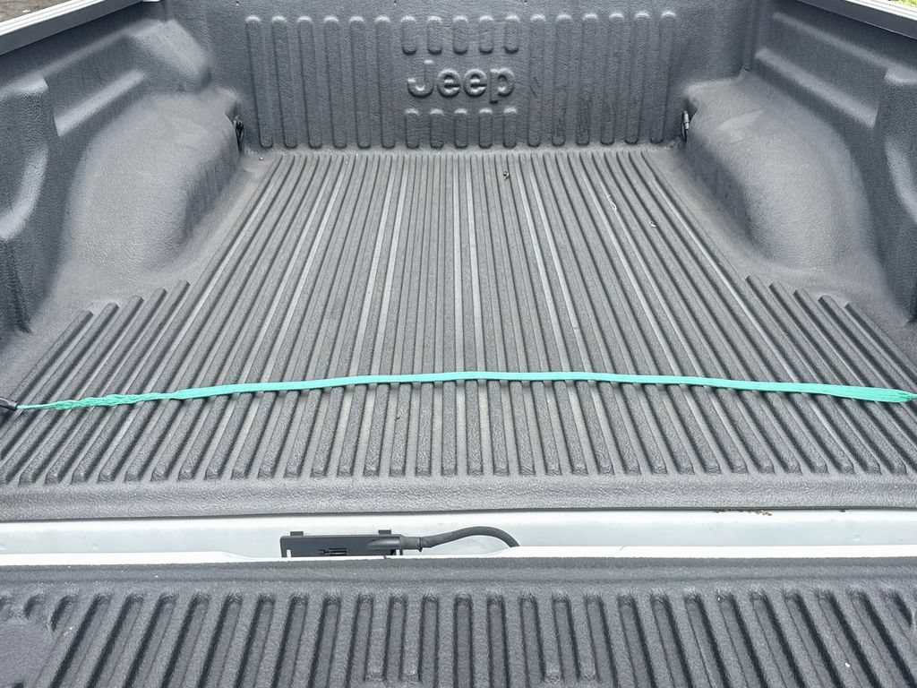Used 2025 Jeep Gladiator Overland AWD/4WD image 28