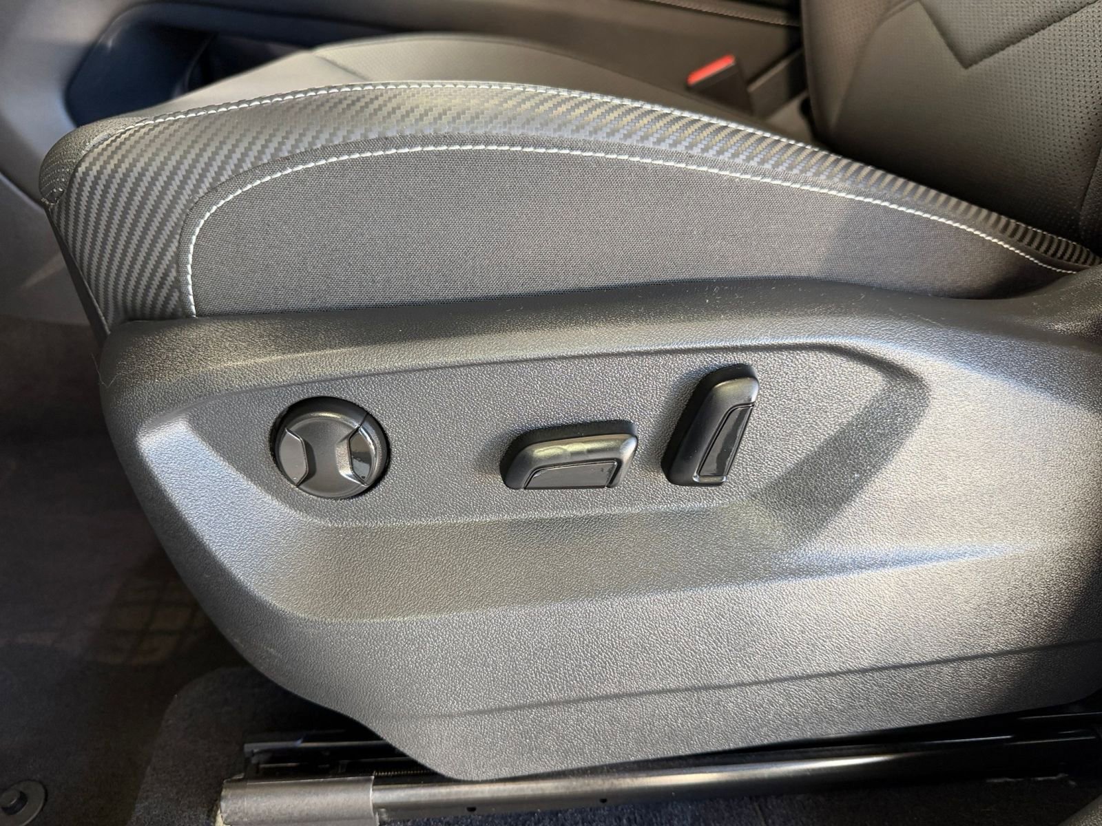 Used 2025 Volkswagen Atlas Cross Sport SE image 23