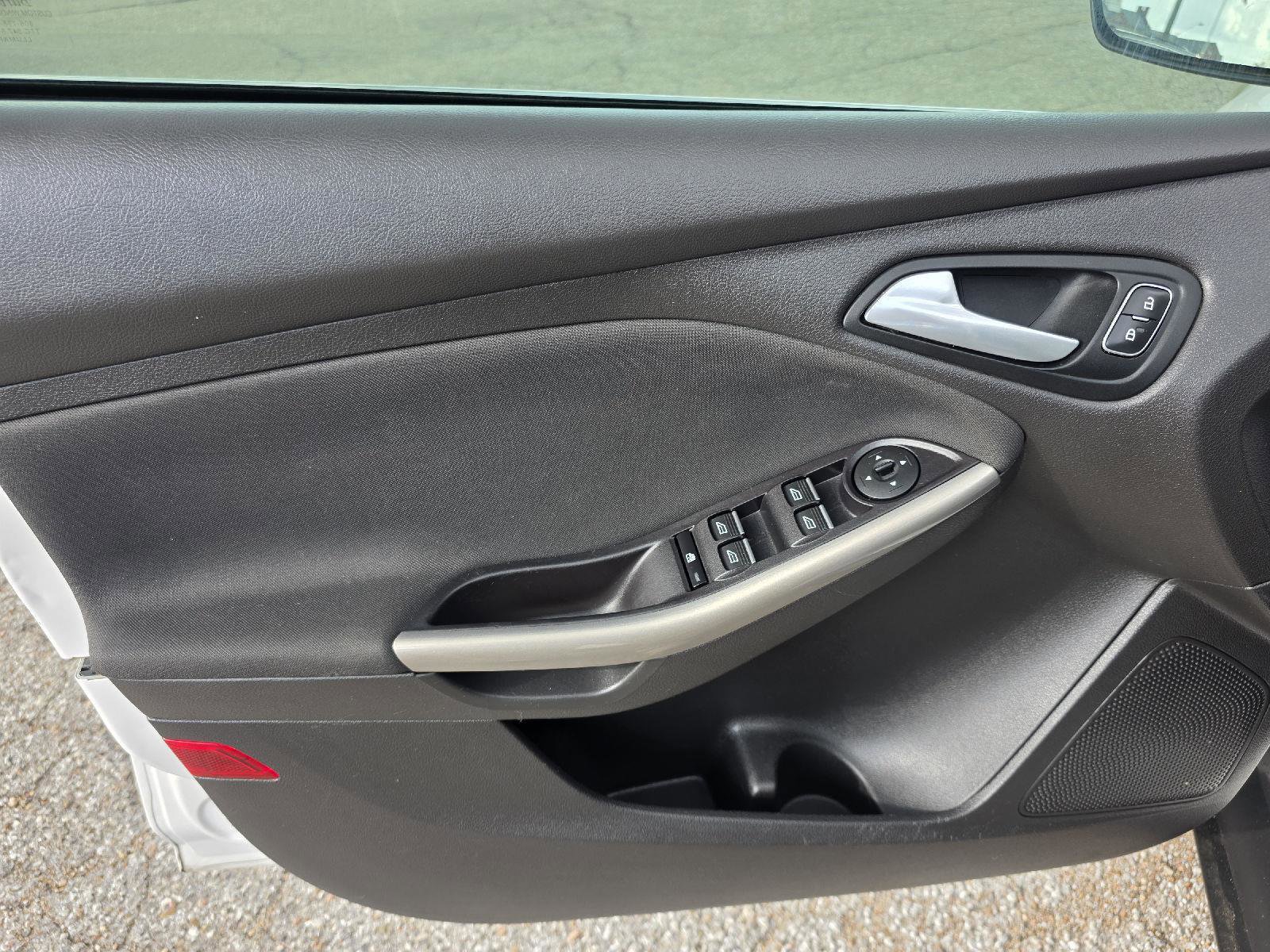 Used 2018 Ford Focus Titanium FWD image 36