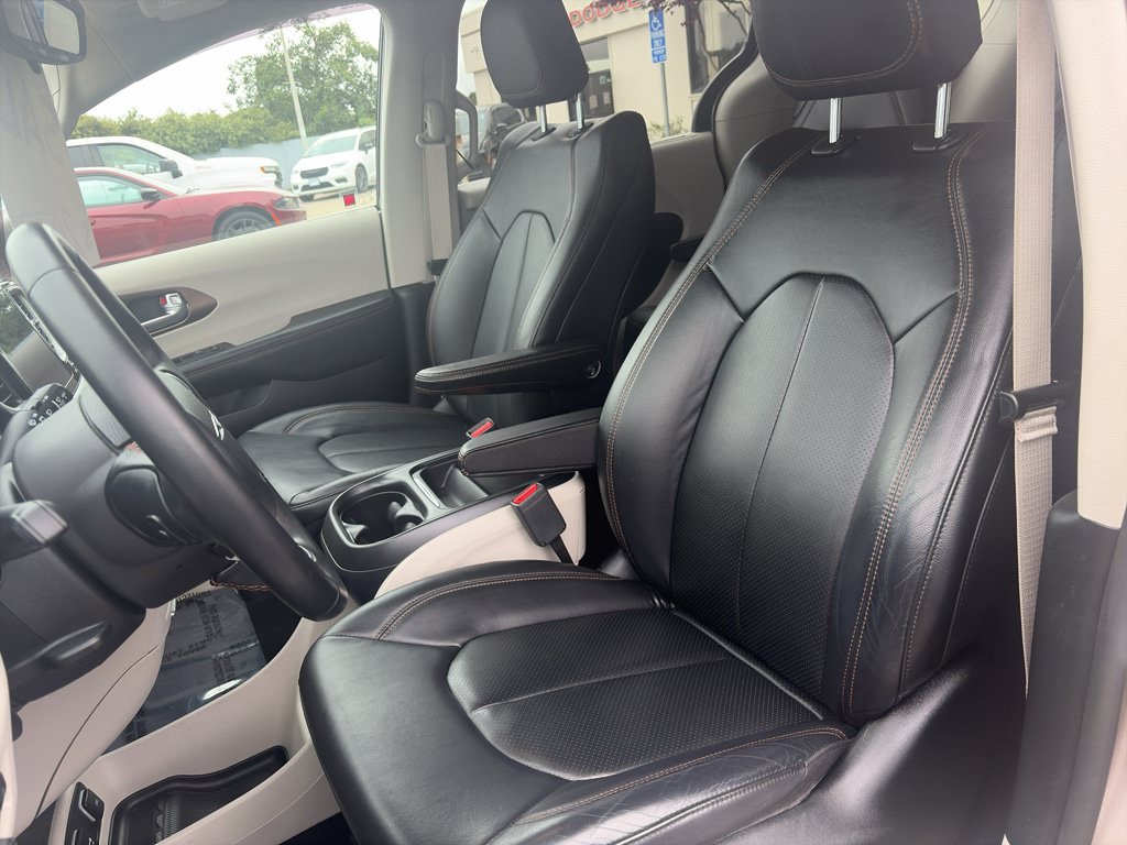Used 2018 Chrysler Pacifica Touring-L FWD image 6