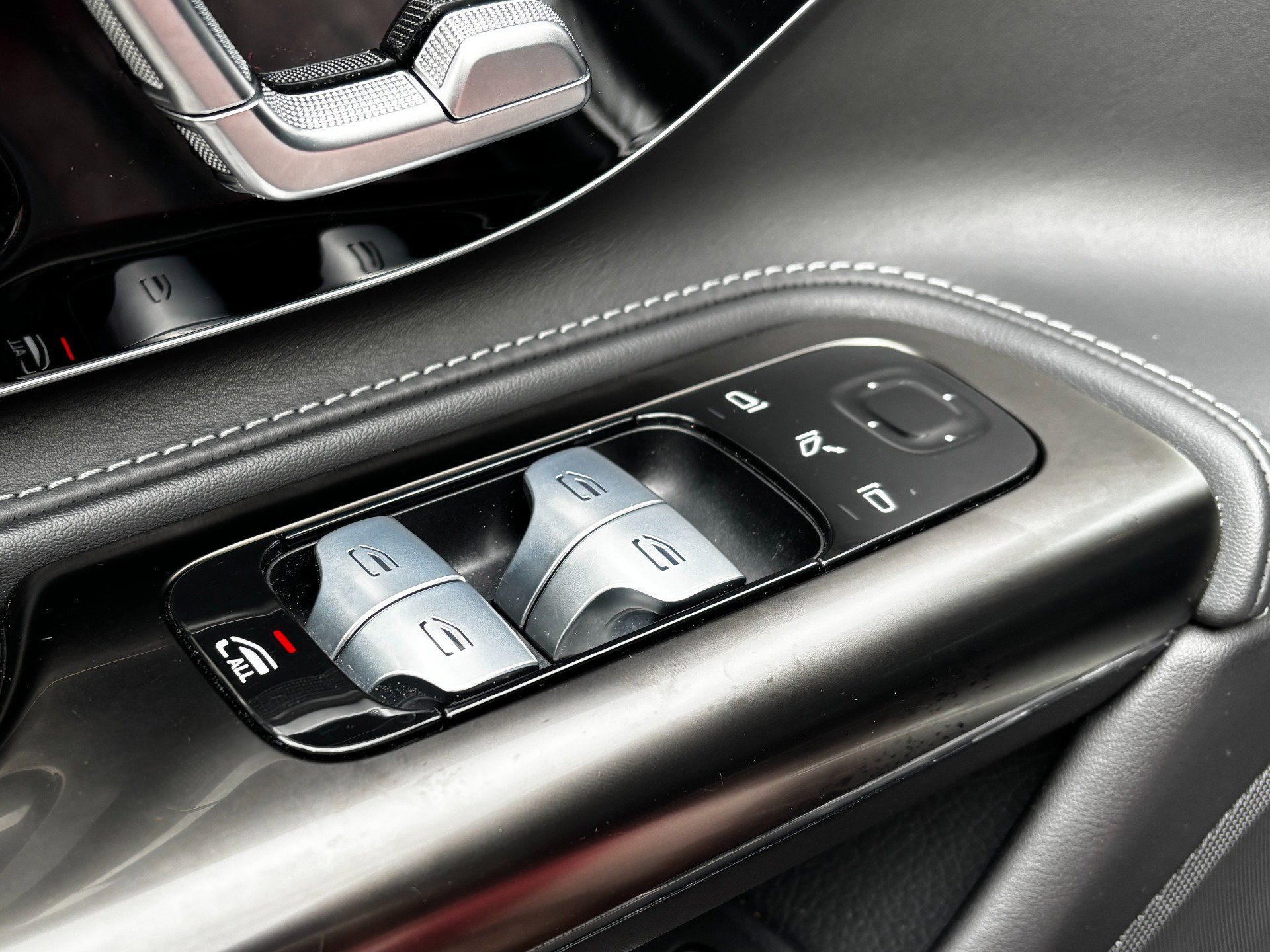 Used 2022 Mercedes-Benz SL 63 AMG 4MATIC w/ Driver Assistance Package image 65