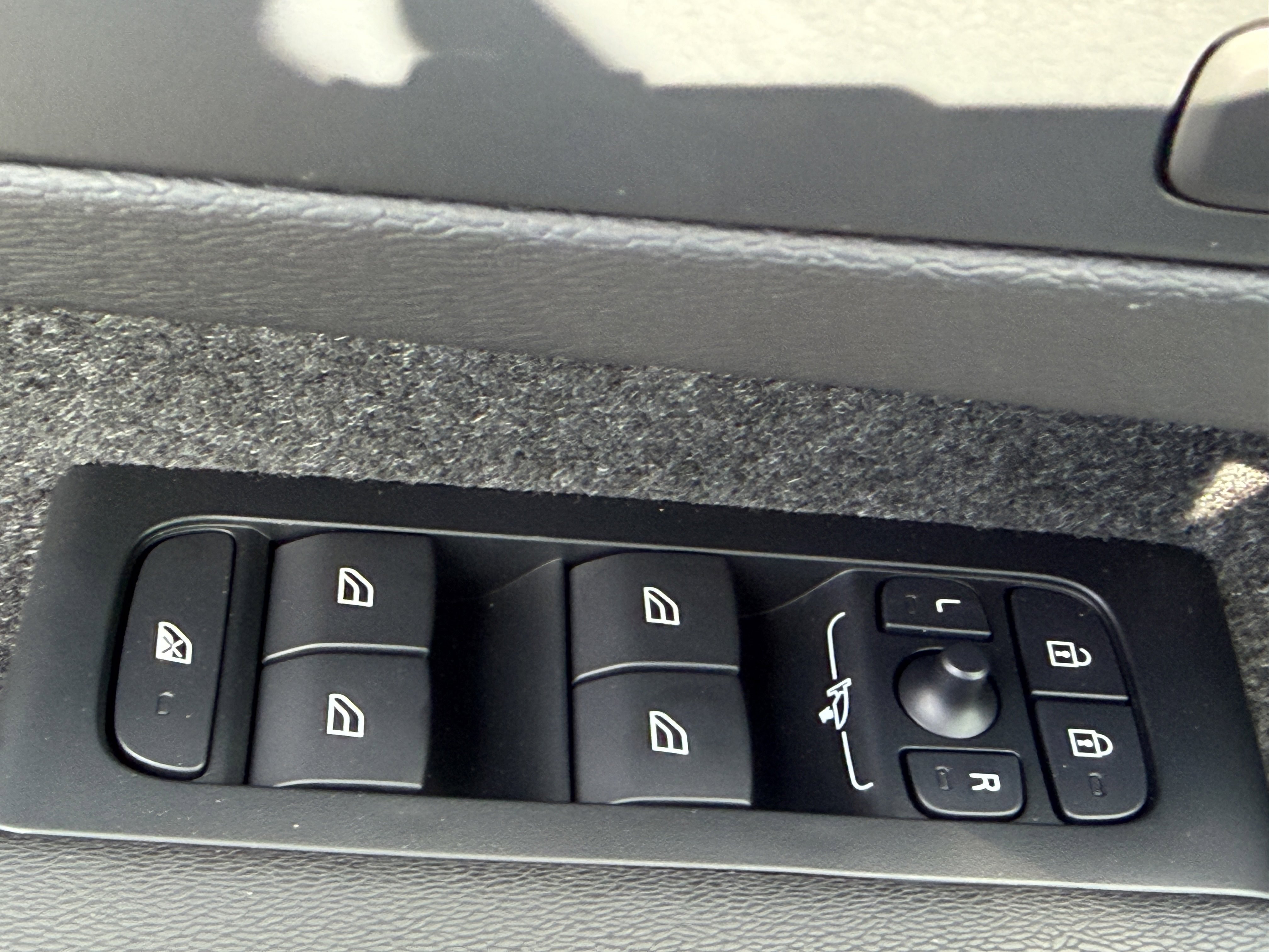 New 2026 Volvo XC40 B5 Core w/ Protection Package image 20