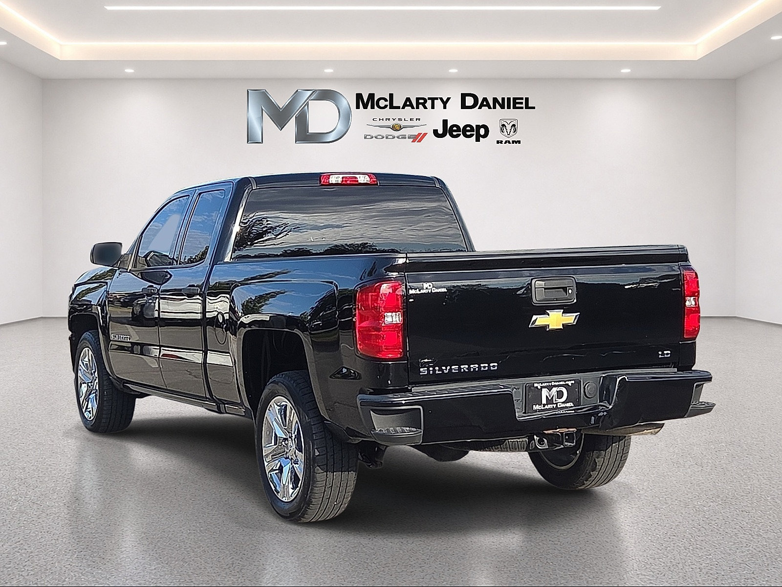 Used 2019 Chevrolet Silverado 1500 Custom w/ Custom Convenience Package RWD image 4