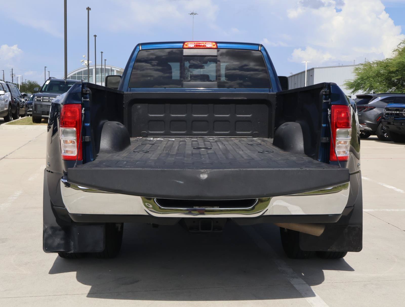 Used 2024 RAM 3500 Tradesman w/ Chrome Appearance Group AWD/4WD image 7