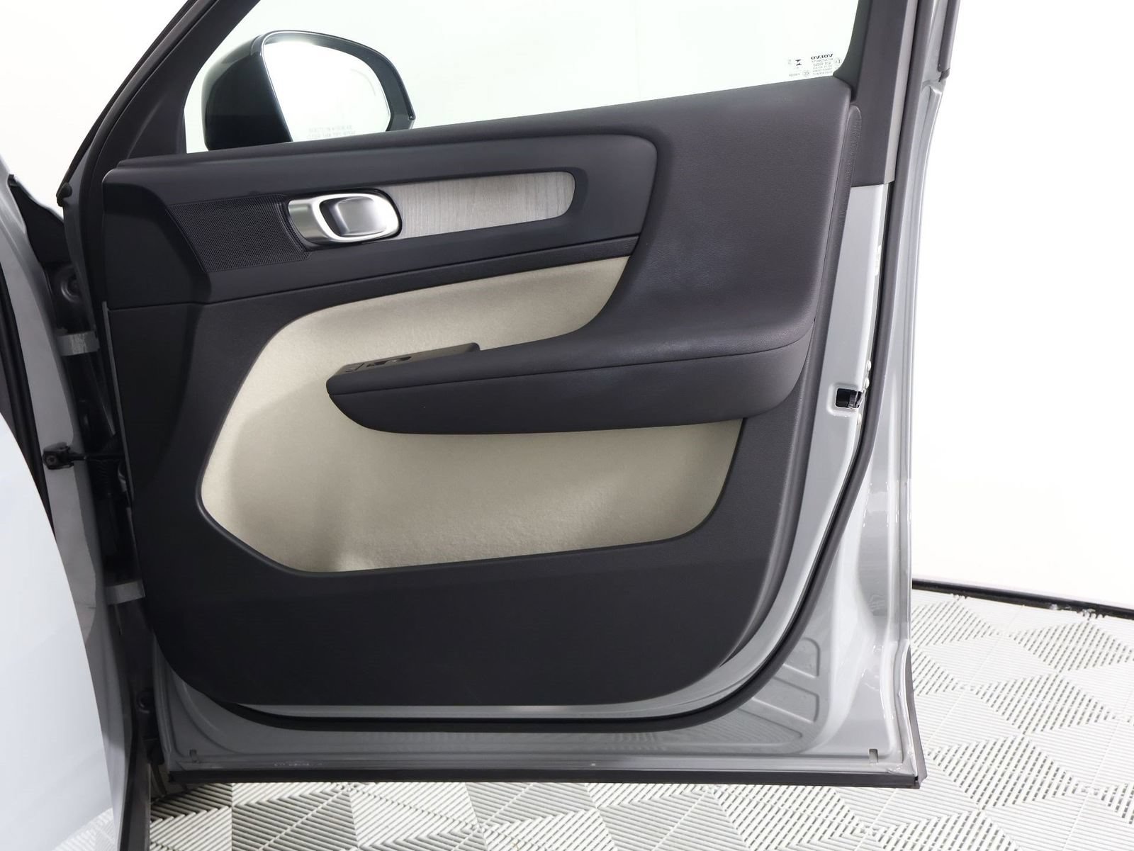Certified 2026 Volvo XC40 B5 Plus AWD/4WD image 21