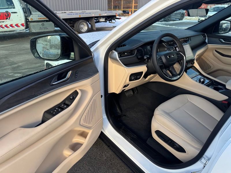New 2025 Jeep Grand Cherokee Limited w/ Black Appearance Package image 9