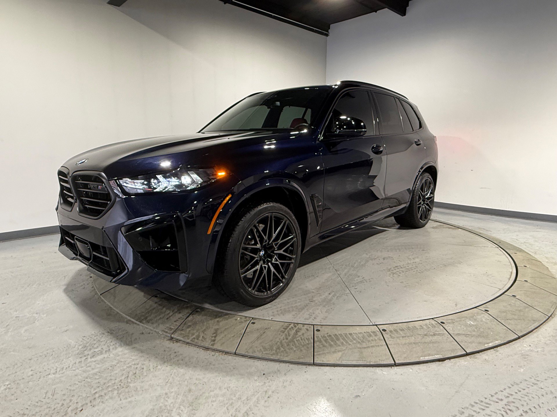 Used 2025 BMW X5 M Competition w/ Executive Package image 3