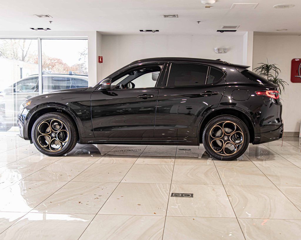 New 2025 Alfa Romeo Stelvio Sprint image 6