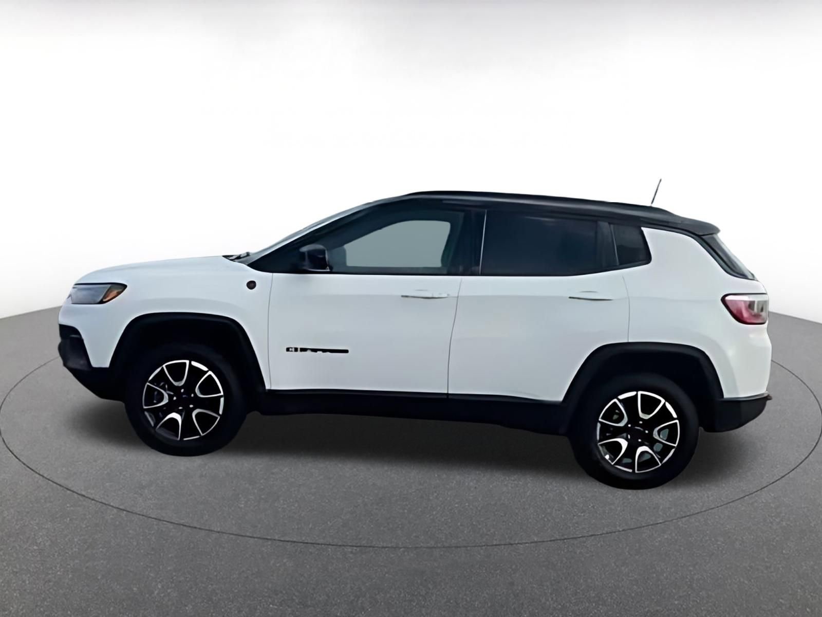 Used 2025 Jeep Compass Trailhawk image 14