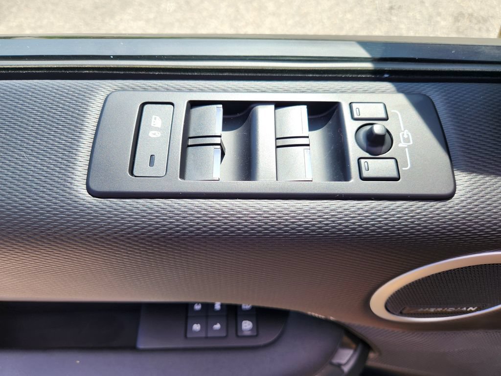 Used 2025 Land Rover Discovery Dynamic SE AWD/4WD image 19
