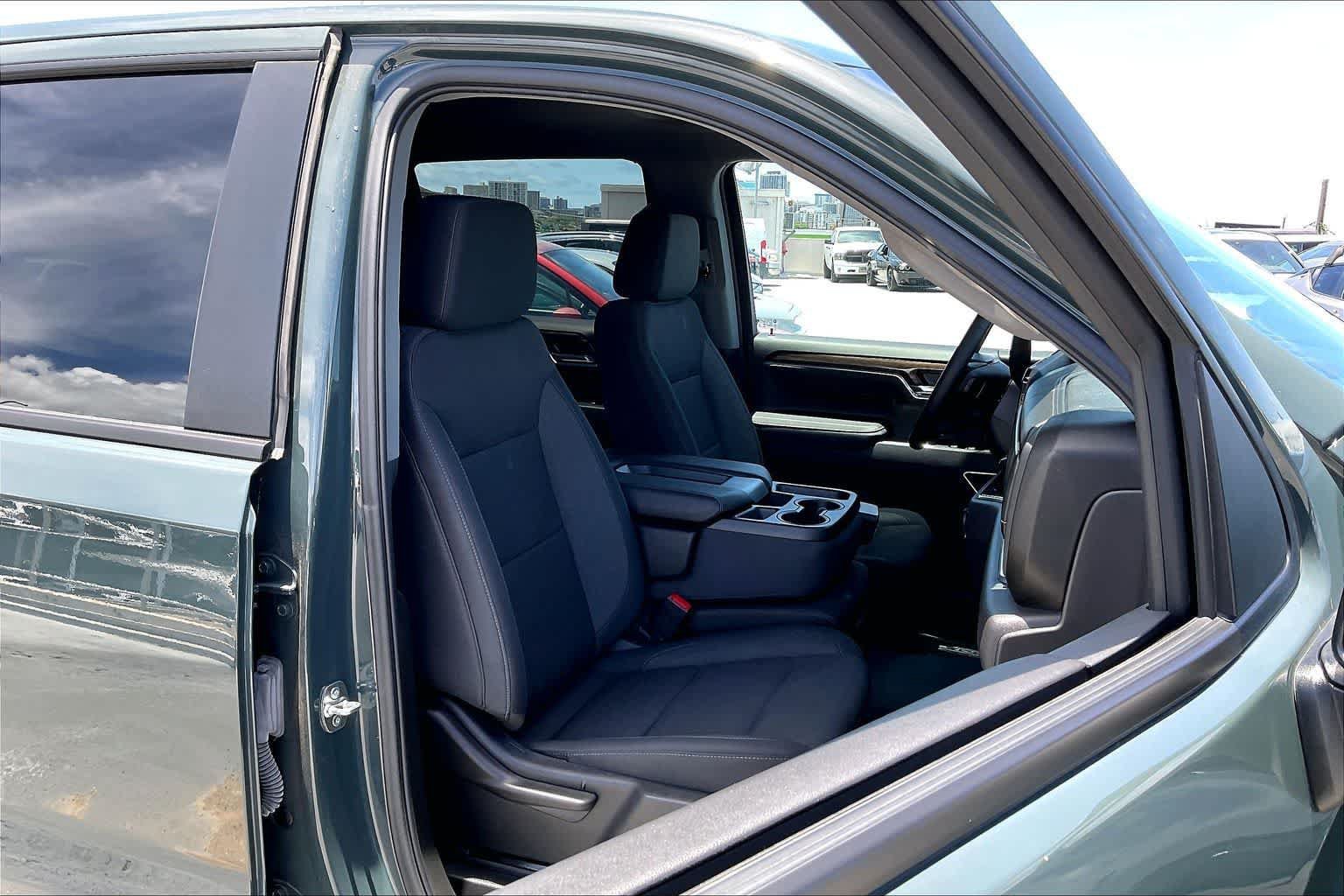 Used 2025 Chevrolet Silverado 1500 LT Trail Boss w/ Dark Appearance Package AWD/4WD image 13