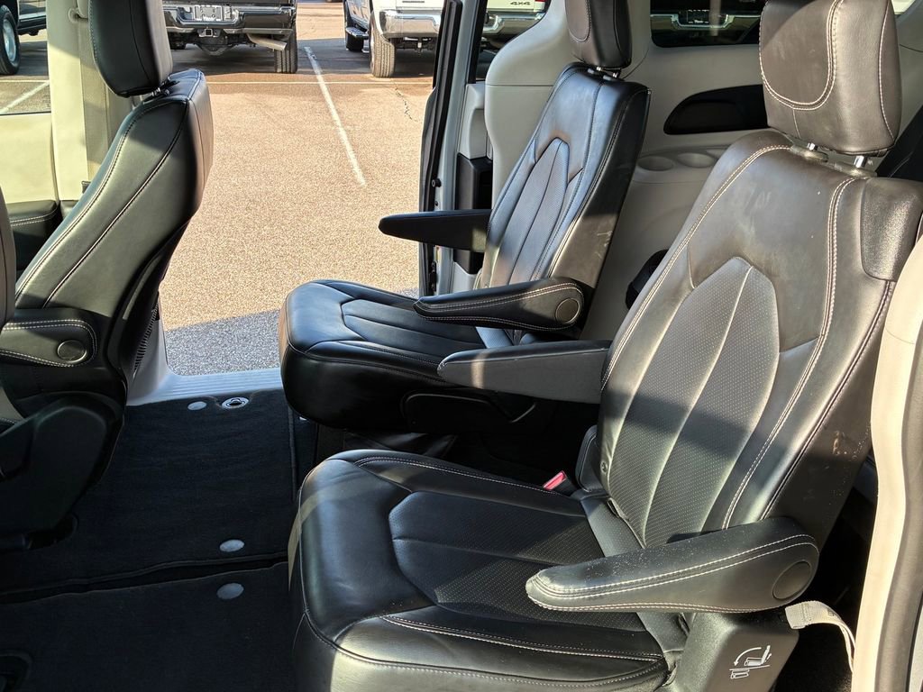 Used 2024 Chrysler Pacifica Touring-L image 13