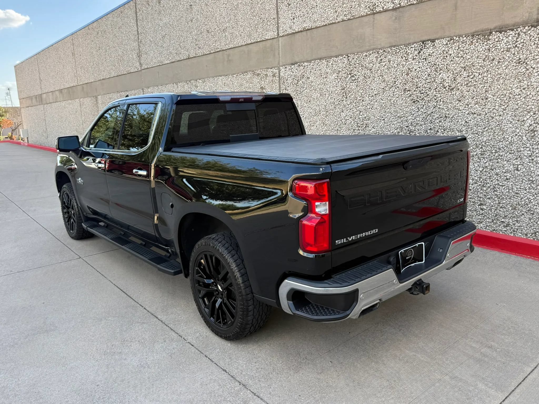 Used 2019 Chevrolet Silverado 1500 LTZ w/ LTZ Texas Edition AWD/4WD image 4