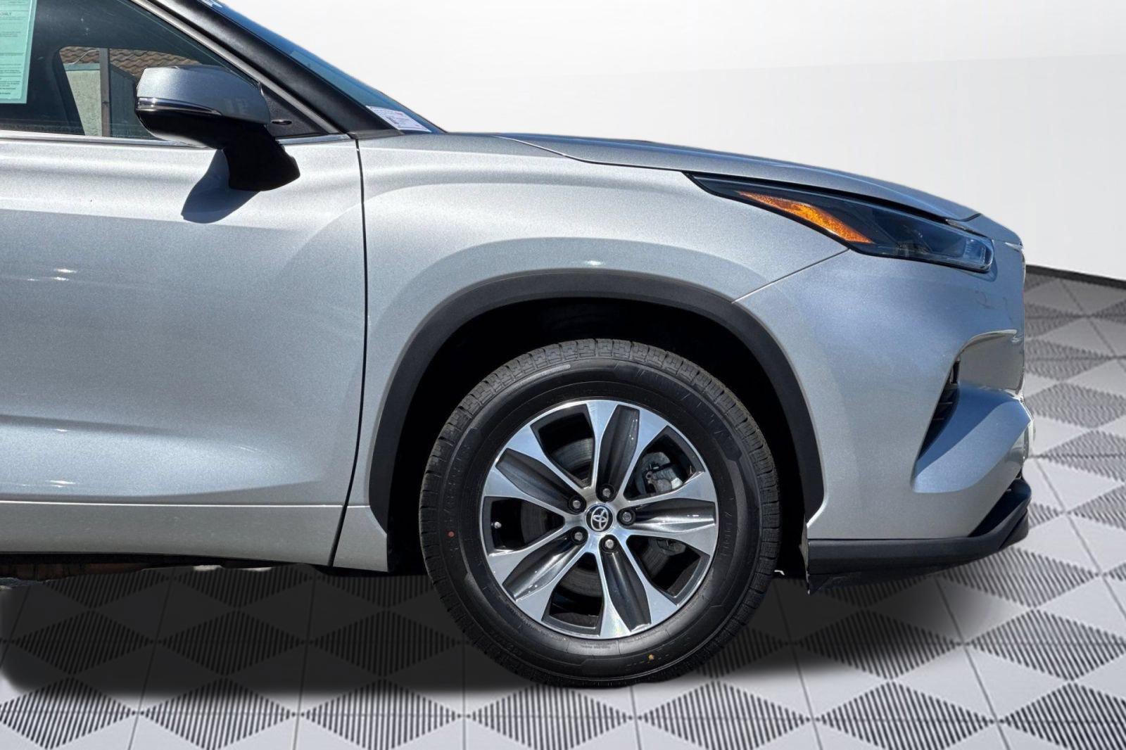 Used 2023 Toyota Highlander XLE FWD image 33