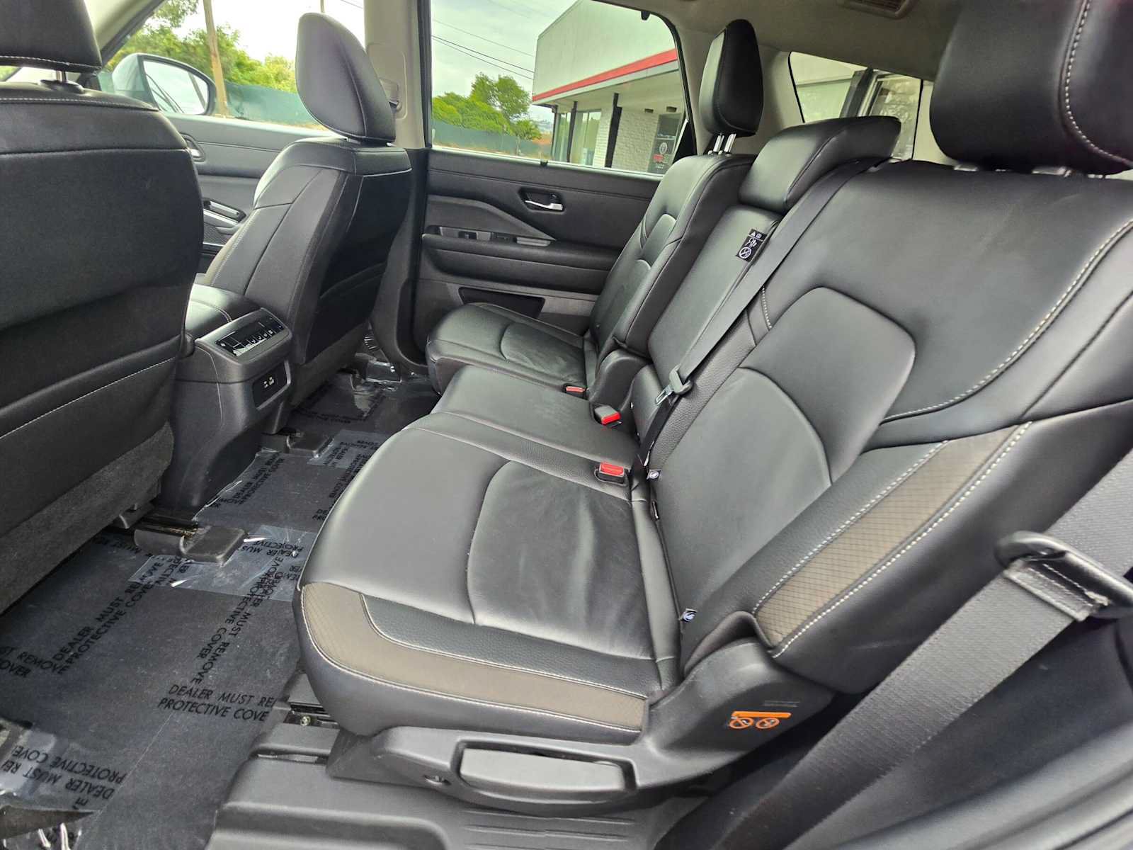 Used 2025 Nissan Pathfinder SL FWD image 18