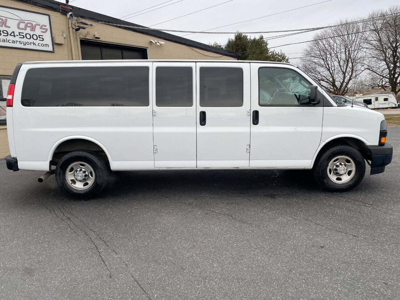 Used 2018 Chevrolet Express 3500 LS RWD image 2