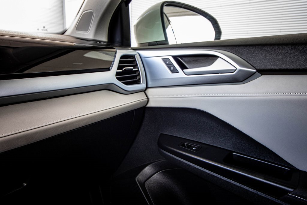 Certified 2025 Volkswagen Taos SE w/ Black Wheel Package image 44