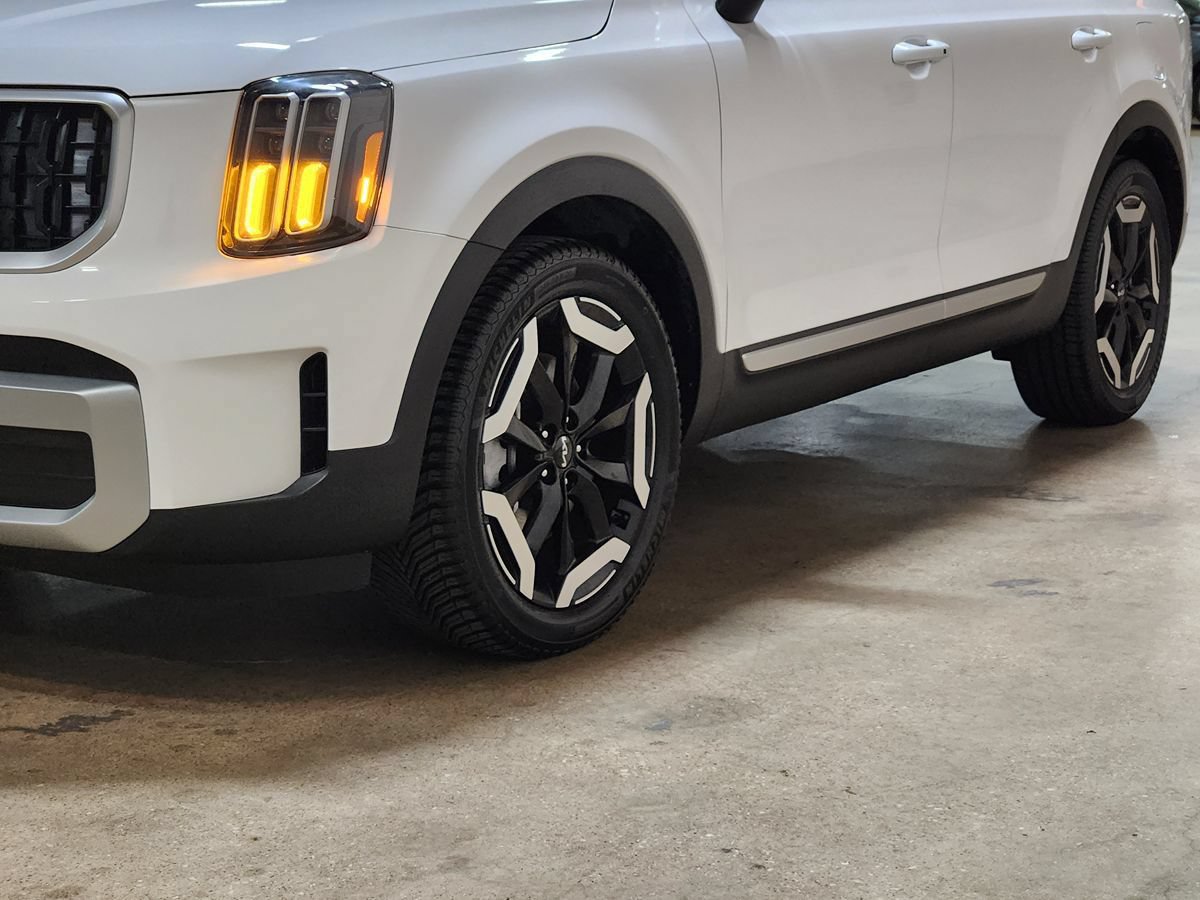 Used 2024 Kia Telluride EX w/ EX Captain's Chair Package FWD image 17