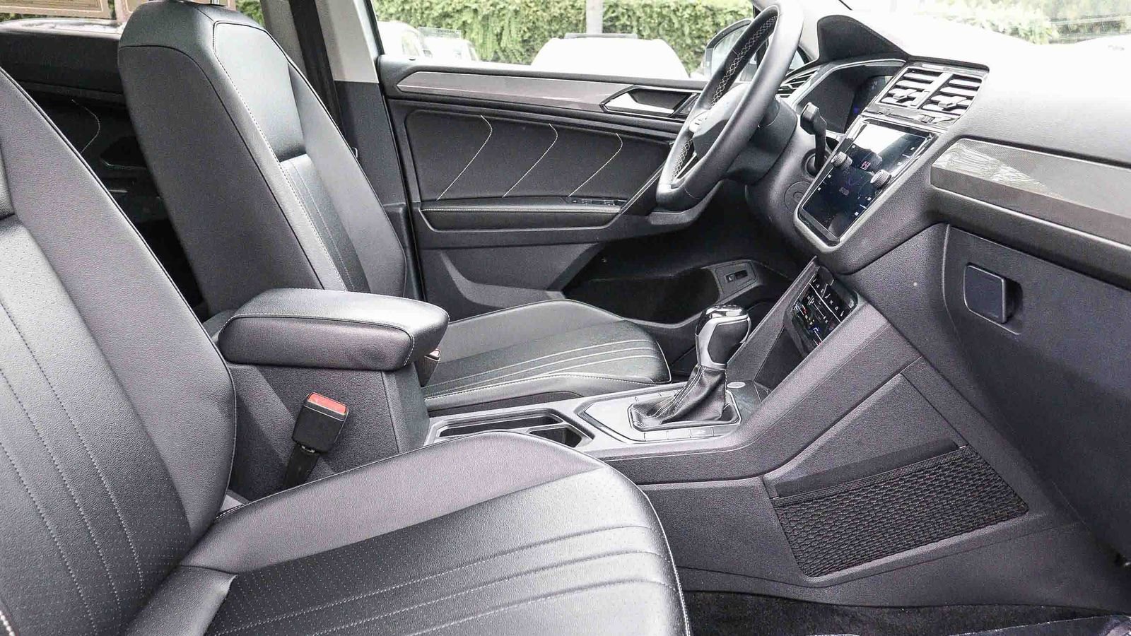 Used 2024 Volkswagen Tiguan SE w/ Panoramic Sunroof Package FWD image 17