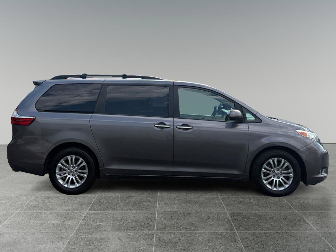 Used 2015 Toyota Sienna XLE w/ XLE Navigation Package FWD image 8