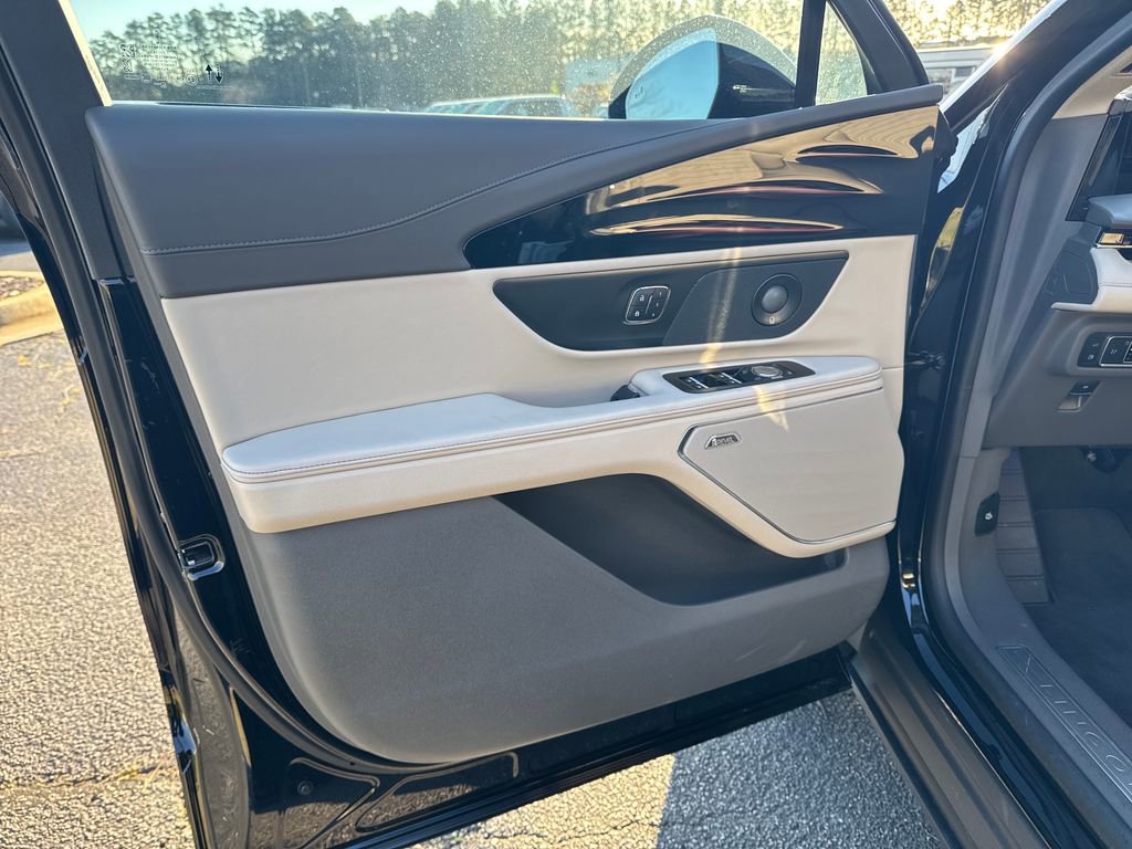 Used 2025 Lincoln Nautilus Reserve image 13