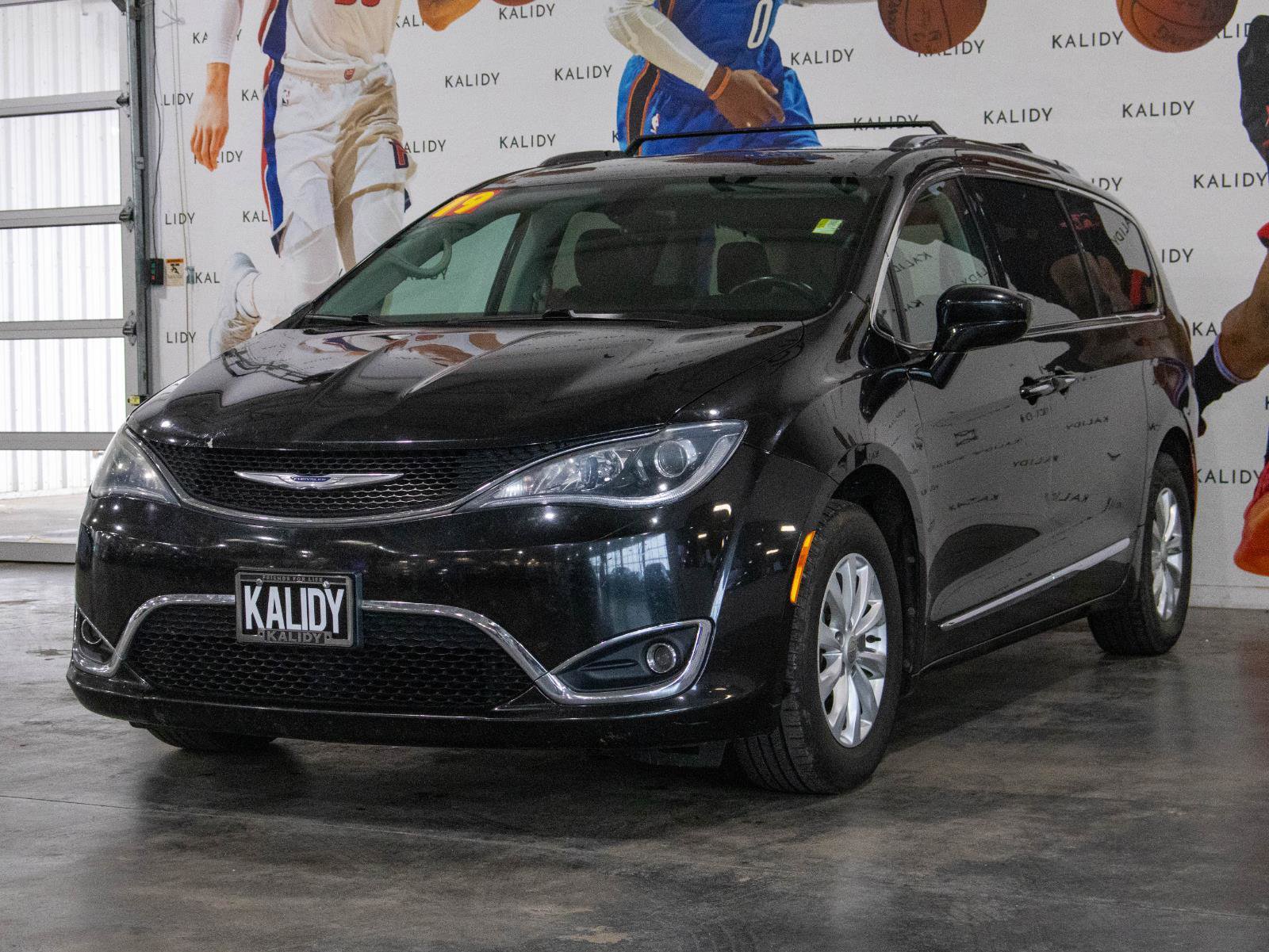 Used 2019 Chrysler Pacifica Touring-L image 20