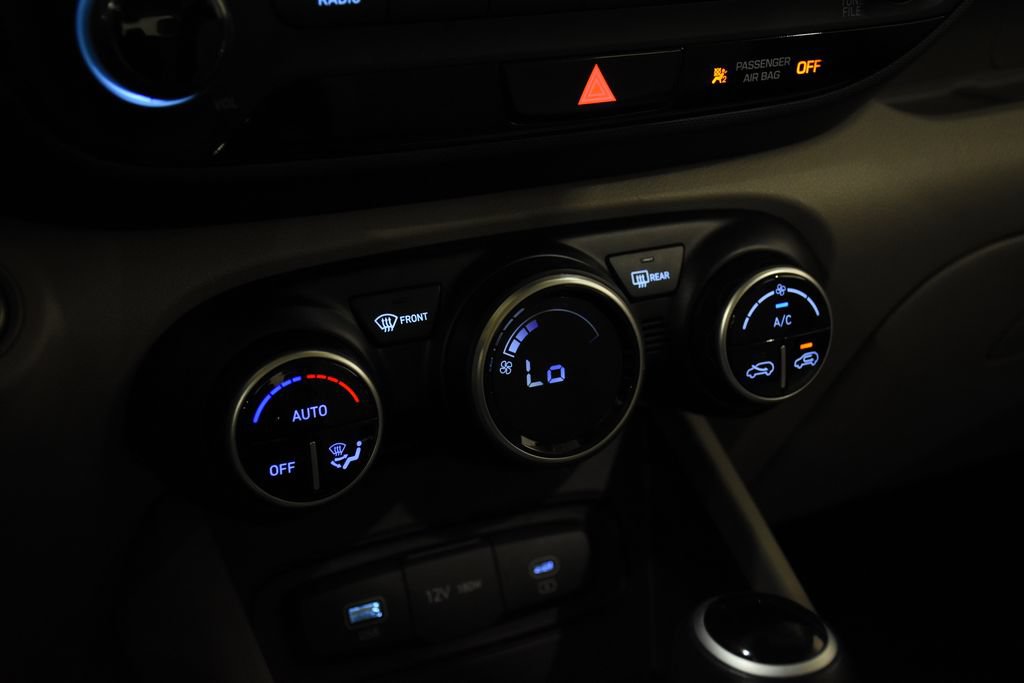 Certified 2025 Hyundai Venue SEL FWD image 25