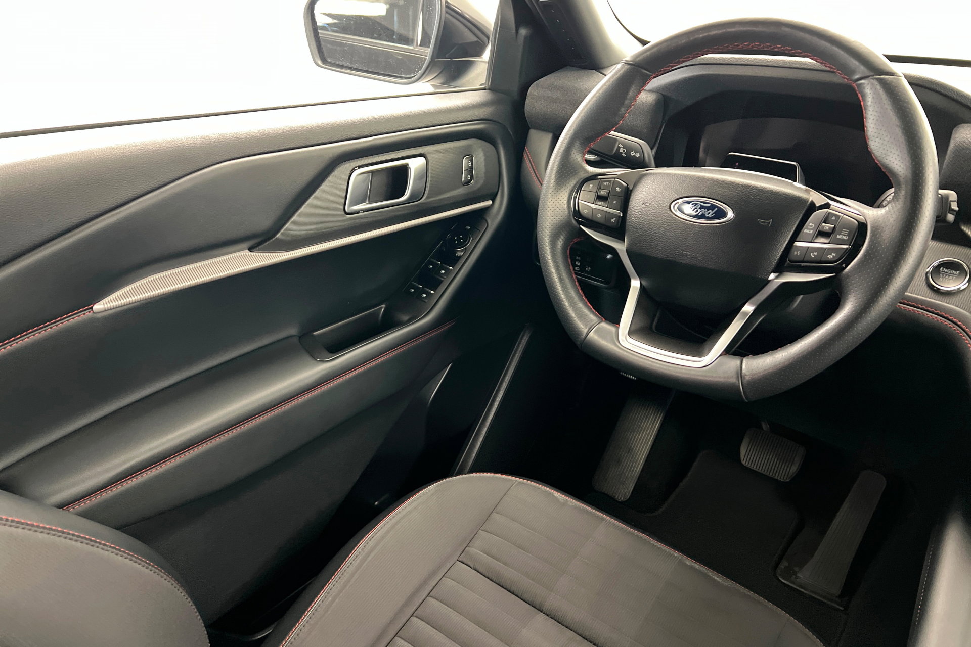 Used 2025 Ford Explorer ST-Line image 12
