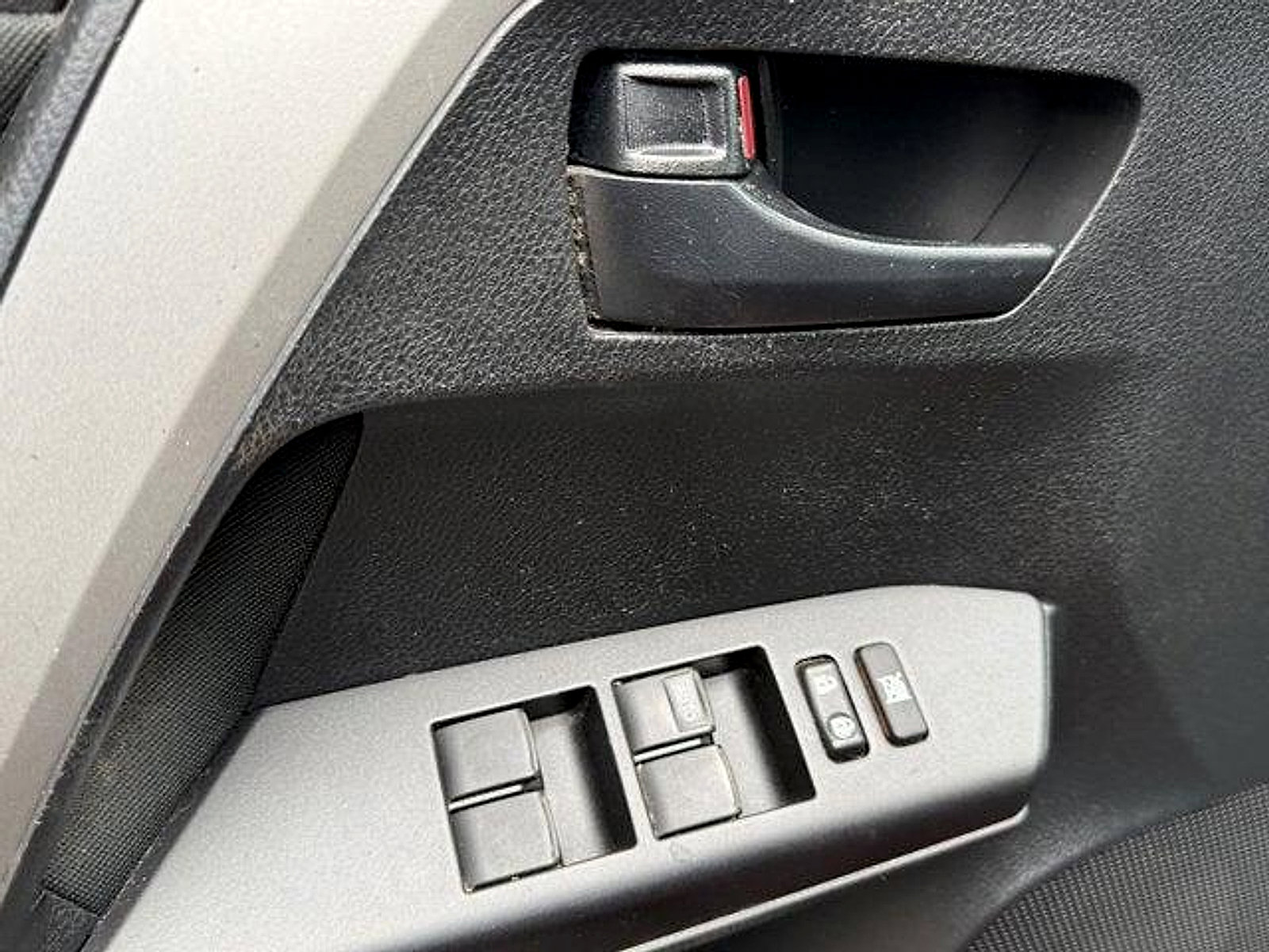 Used 2018 Toyota RAV4 LE FWD image 8