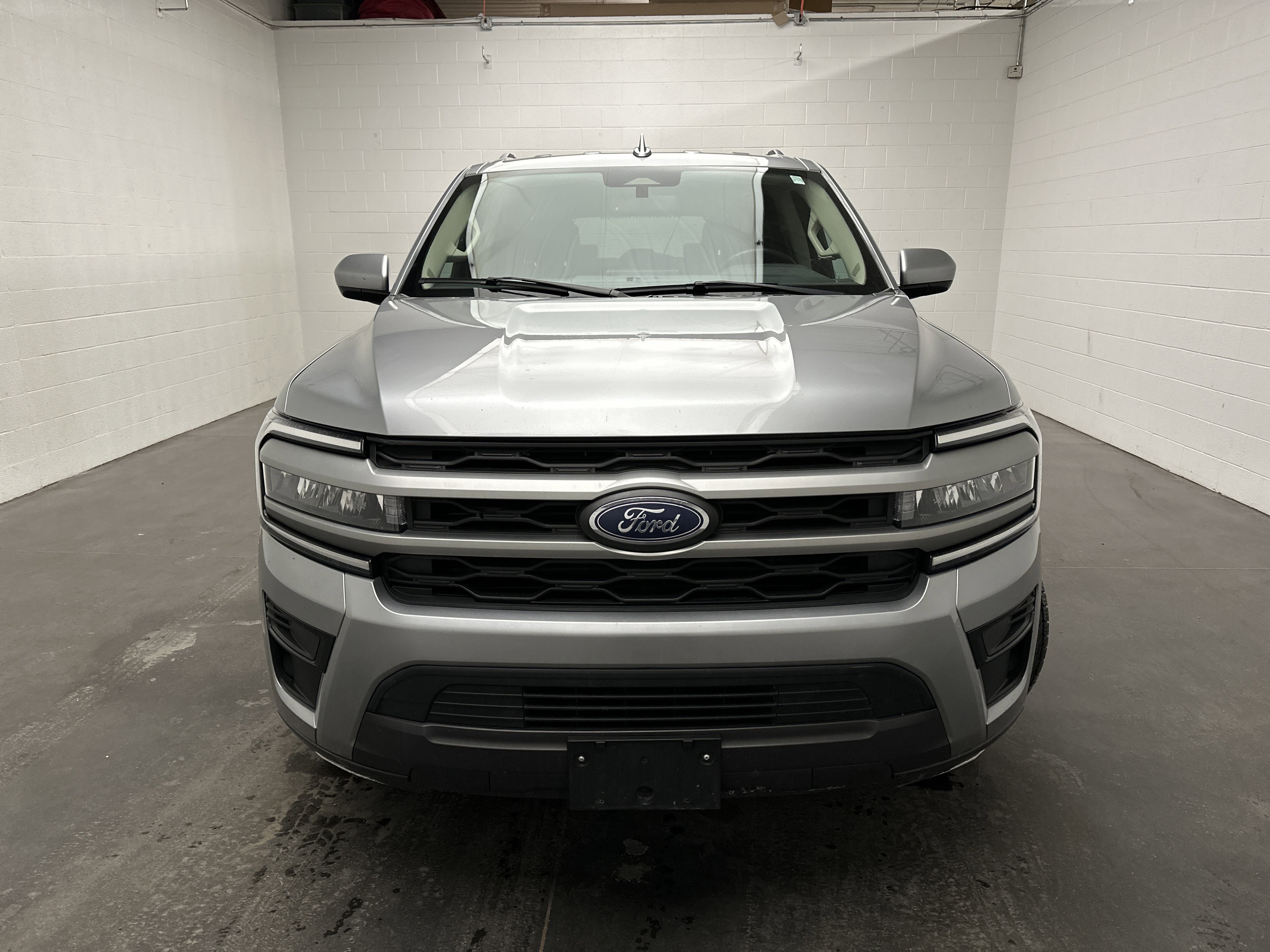 Used 2024 Ford Expedition Max XLT image 3