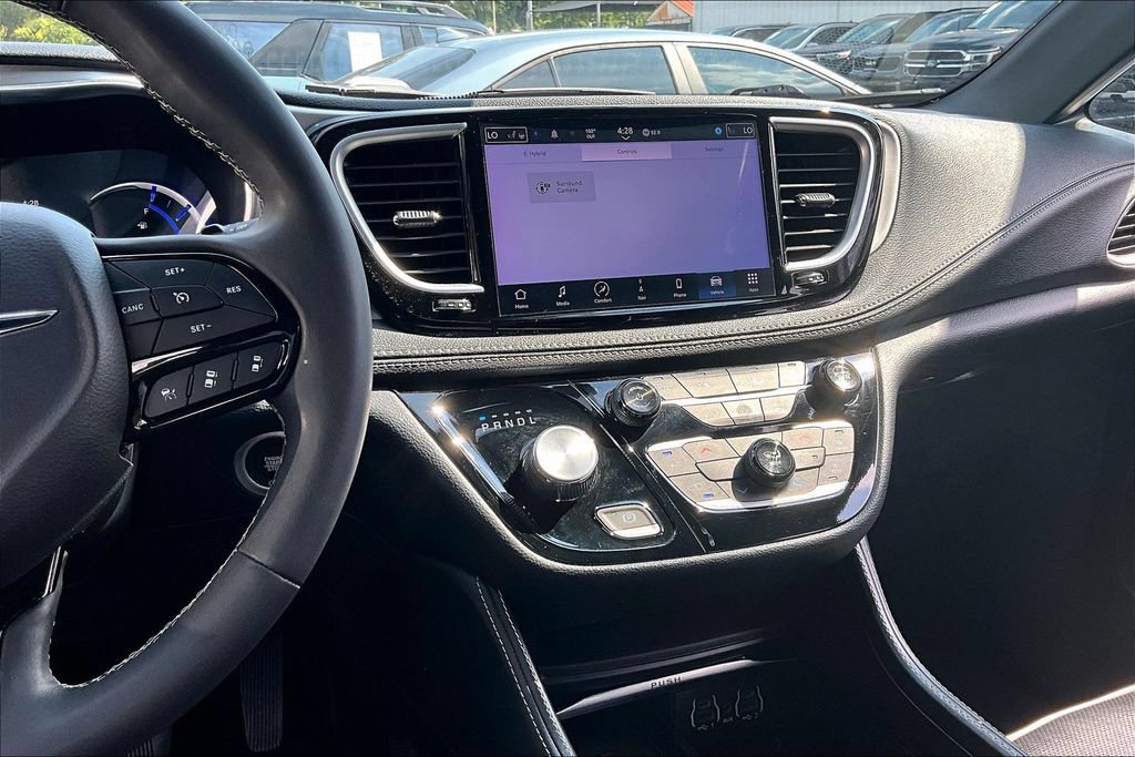 Used 2024 Chrysler Pacifica Premium FWD image 9