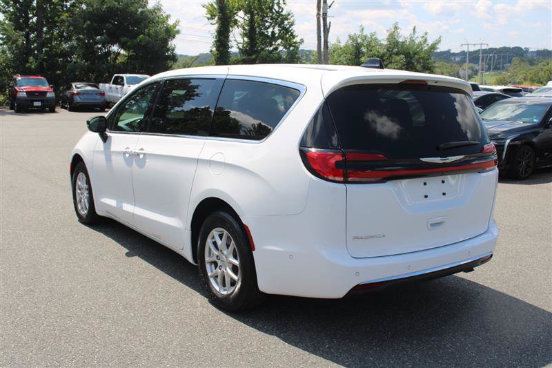 Used 2025 Chrysler Pacifica Select FWD image 6