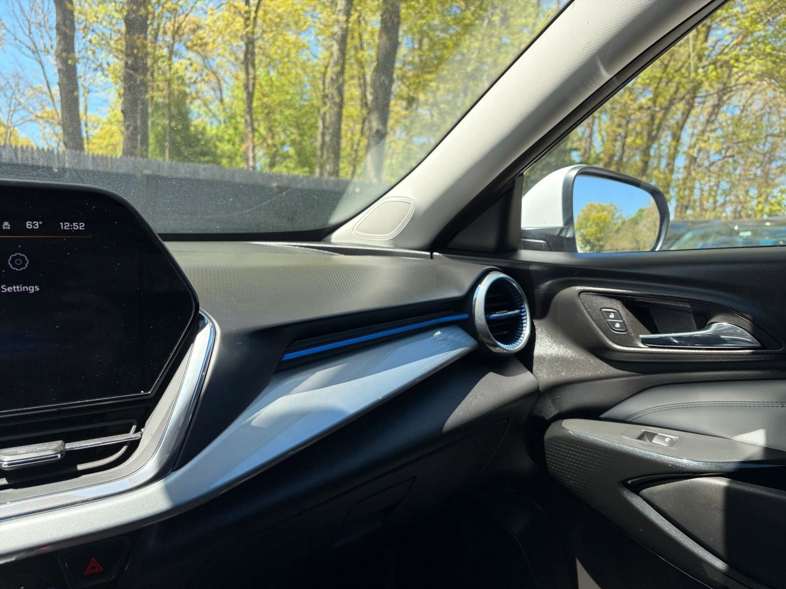 Used 2025 Chevrolet Trax LT FWD image 34
