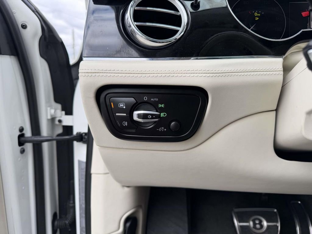 Used 2022 Bentley Bentayga AWD/4WD image 23