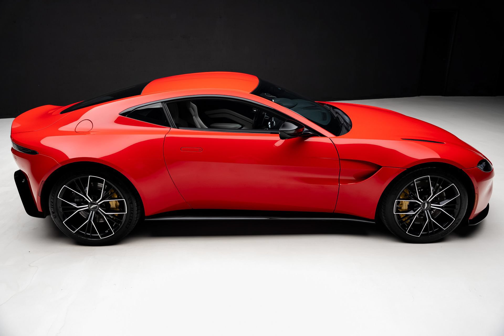 Used 2023 Aston Martin V8 Vantage Coupe RWD image 33