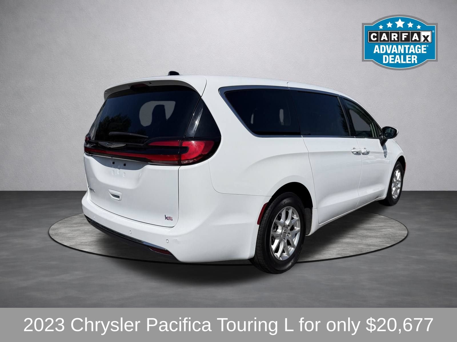 Used 2023 Chrysler Pacifica Touring-L FWD image 5