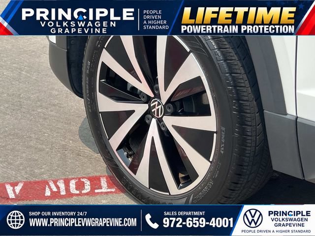 Used 2023 Volkswagen Taos SE w/ Panoramic Sunroof Package FWD image 6