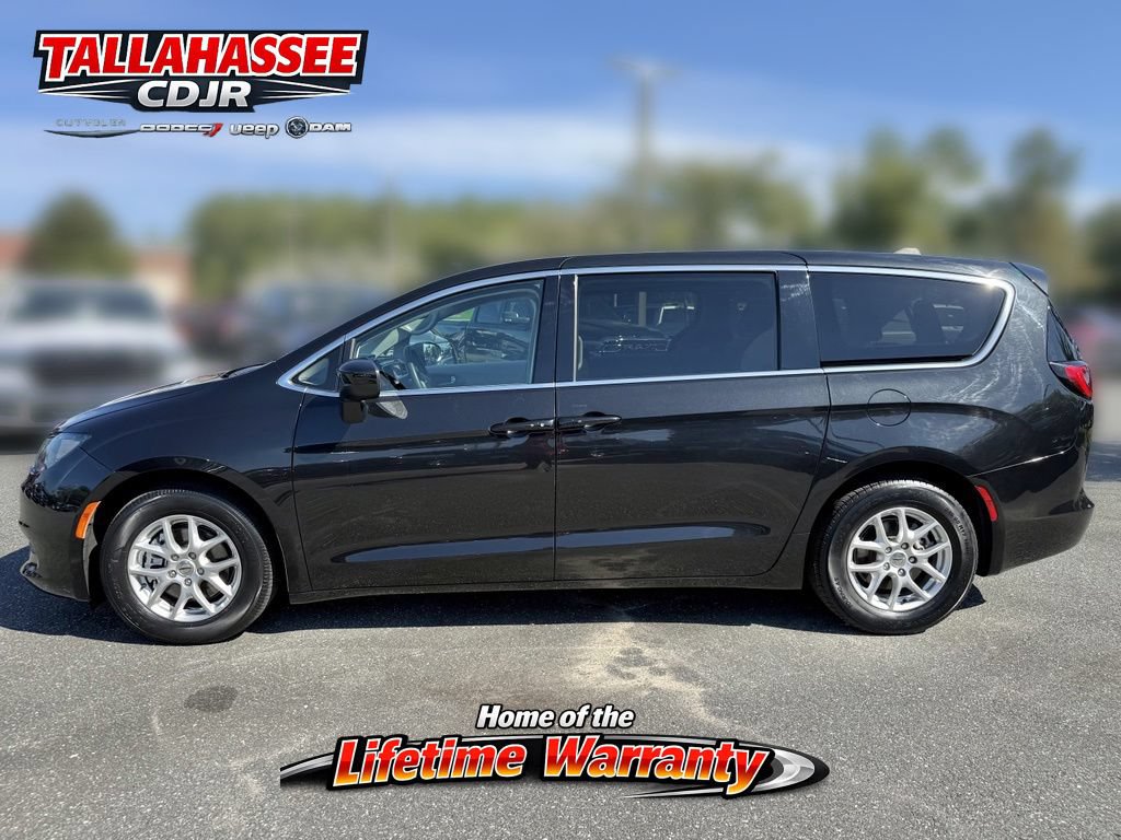 Used 2023 Chrysler Voyager LX FWD image 9