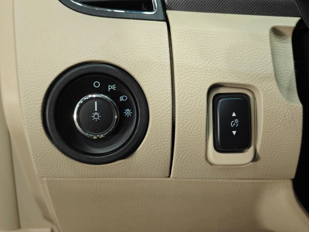 Used 2018 Ford Taurus SE FWD image 12