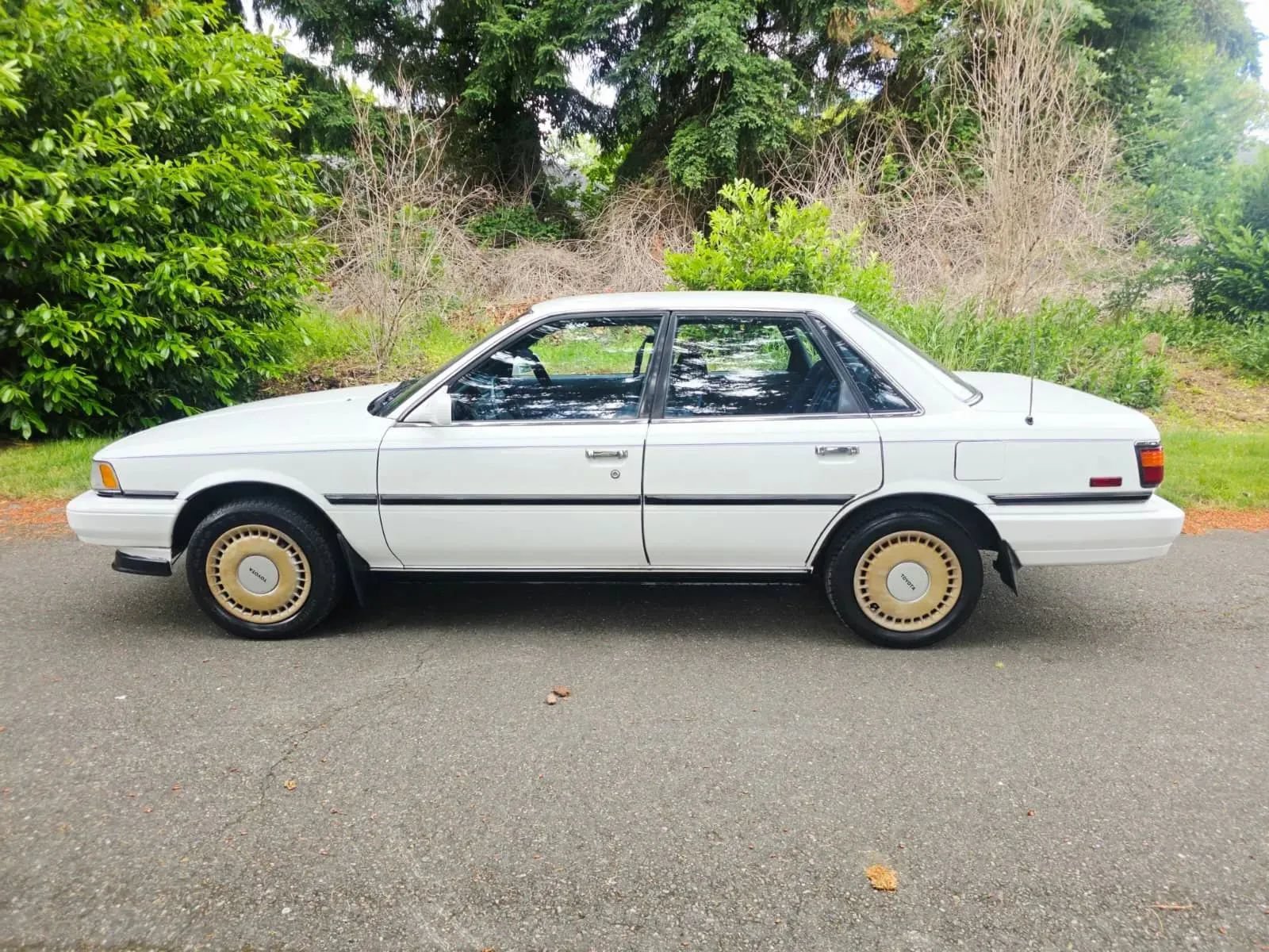 Used 1990 Toyota Camry LE FWD image 2