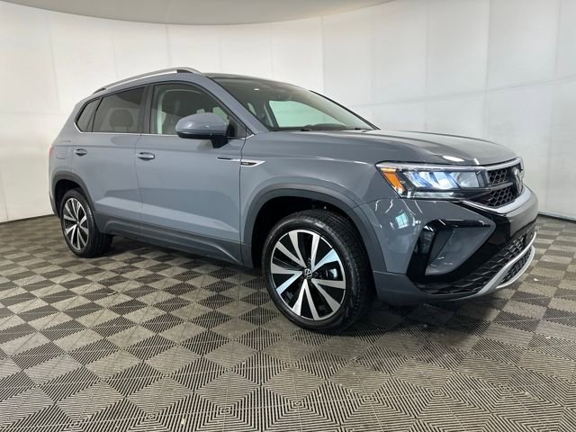 Used 2024 Volkswagen Taos SE image 2