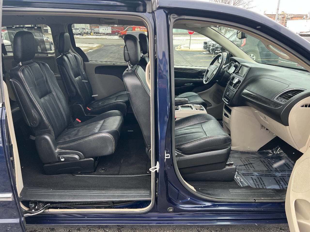 Used 2015 Chrysler Town & Country Touring w/ Driver Convenience Group image 26