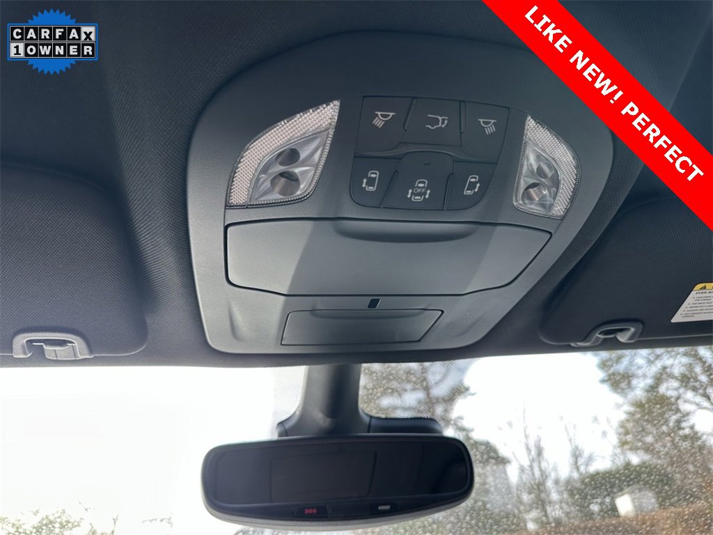 Used 2025 Chrysler Pacifica Select image 28